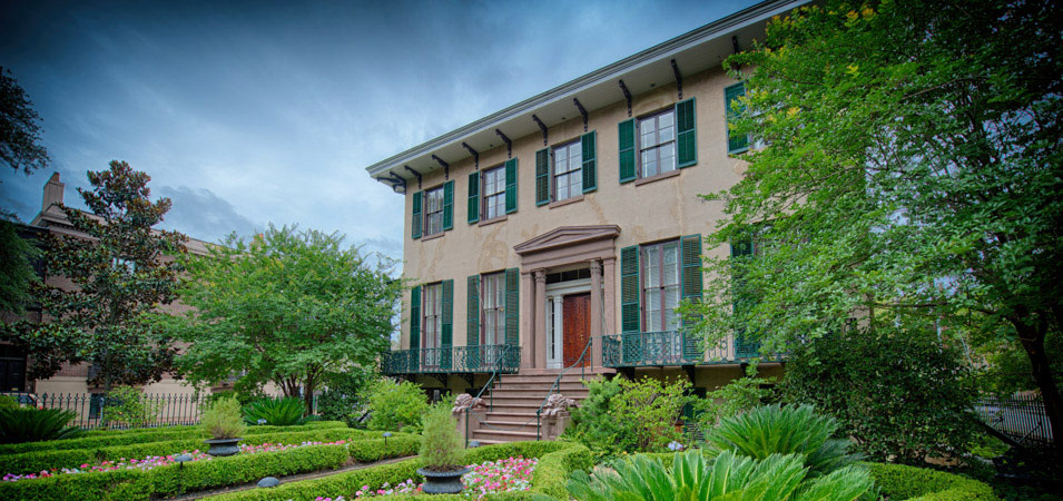 The Andrew Low House, one of Savanah's historic homes which offers guided tours.